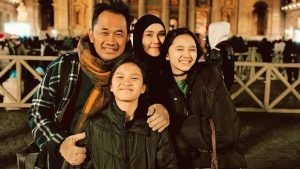 Zaskia Adya Mecca Berhijab di Vatikan Saat Misa Natal: Sambutan Hangat yang Mengharukan
