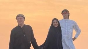 Maudy Koesnaedi Umroh Bareng Keluarga di Akhir Tahun: Momen Spesial Bersama Suami dan Anak