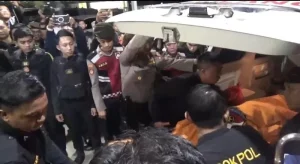 TNI Tembak 3 Polisi di Lampung, Keluarga Menangis Saat Anggota Denpom Membawa Tersangka