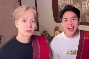 Jackson Wang dan Jerome Polin Joget Pakai Kain Ulos, Netizen Bertanya: “Marganya Apa Bang?”