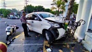 Avanza Liar di Madiun! Salah Injak Pedal, 3 Pemotor Jadi Korban, Satu Terpental