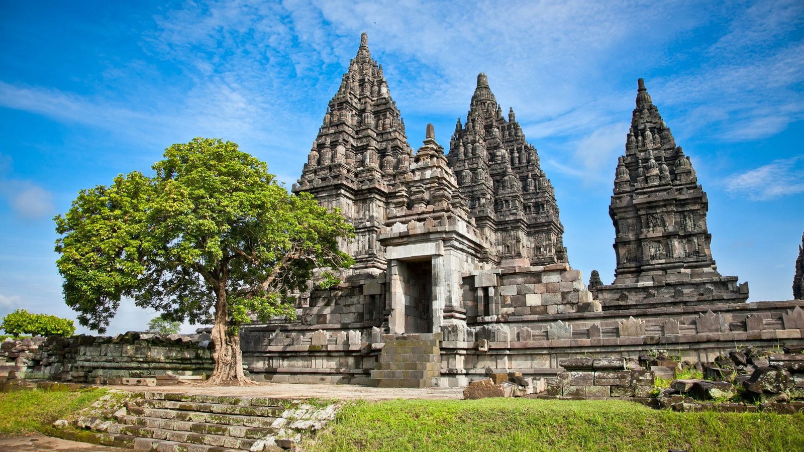 Candi Prambanan: Keagungan Legenda dan Arsitektur Hindu di Tanah Jawa