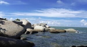 Menjelajah Pesona Mistis Pantai Batu Burung Singkawang: Keindahan dan Legenda dalam Satu Tempat