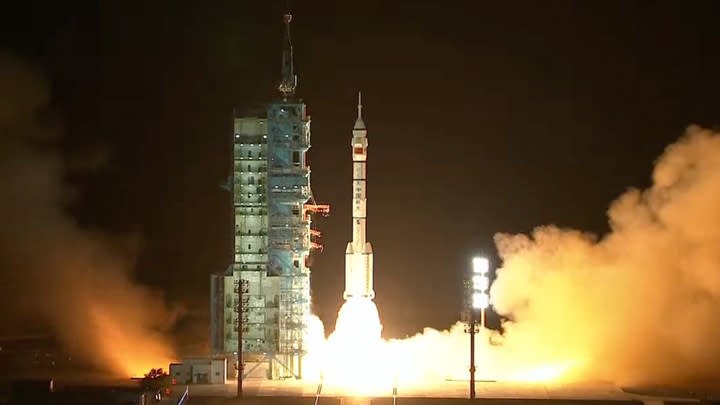 Misi Tertunda: Astronaut Shenzhou-19 Gagal Pulang Akibat Cuaca Buruk