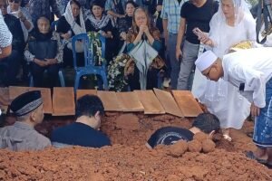 Air Mata Perpisahan: Pemakaman Irianti Erningpraja Dihadiri Keluarga dan Dewa Budjana