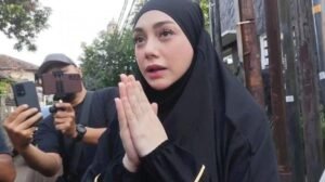 Kaget dan Terkesima: Celine Evangelista Ungkap Reaksi Terhadap Kabar Meninggalnya Suami Najwa Shihab