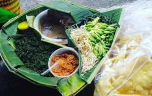 Pecel Semanggi: Lezat, Legendaris, dan Kaya Nutrisi dari Jawa Timur