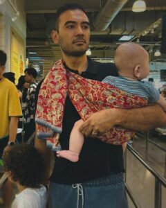 Bukan Gaya Biasa: Ario Bayu Gendong Anak Pakai Jarik, Simpel tapi Penuh Makna!