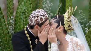 Berani Total! Luna Maya dan Maxime Bouttier Ditantang Adegan Kissing di Film ‘Gundik’