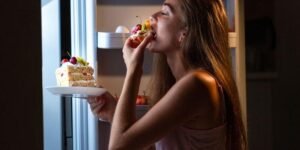 Mengapa Makan Larut Malam Bisa Berbahaya: 3 Risiko Kesehatan yang Perlu Anda Ketahui