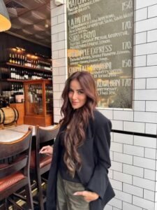 Olla Ramlan Tampil Berani: Lepas Hijab, Pesonanya Makin Menggoda