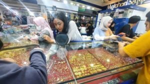 Harga Naik, Minat Tak Surut: Toko Emas Kebanjiran Pembeli di Tengah Tren Investasi