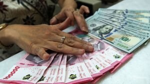 Kontras di Pasar Keuangan: IHSG Menguat, Rupiah Terkapar di Rp16.536 per Dolar AS