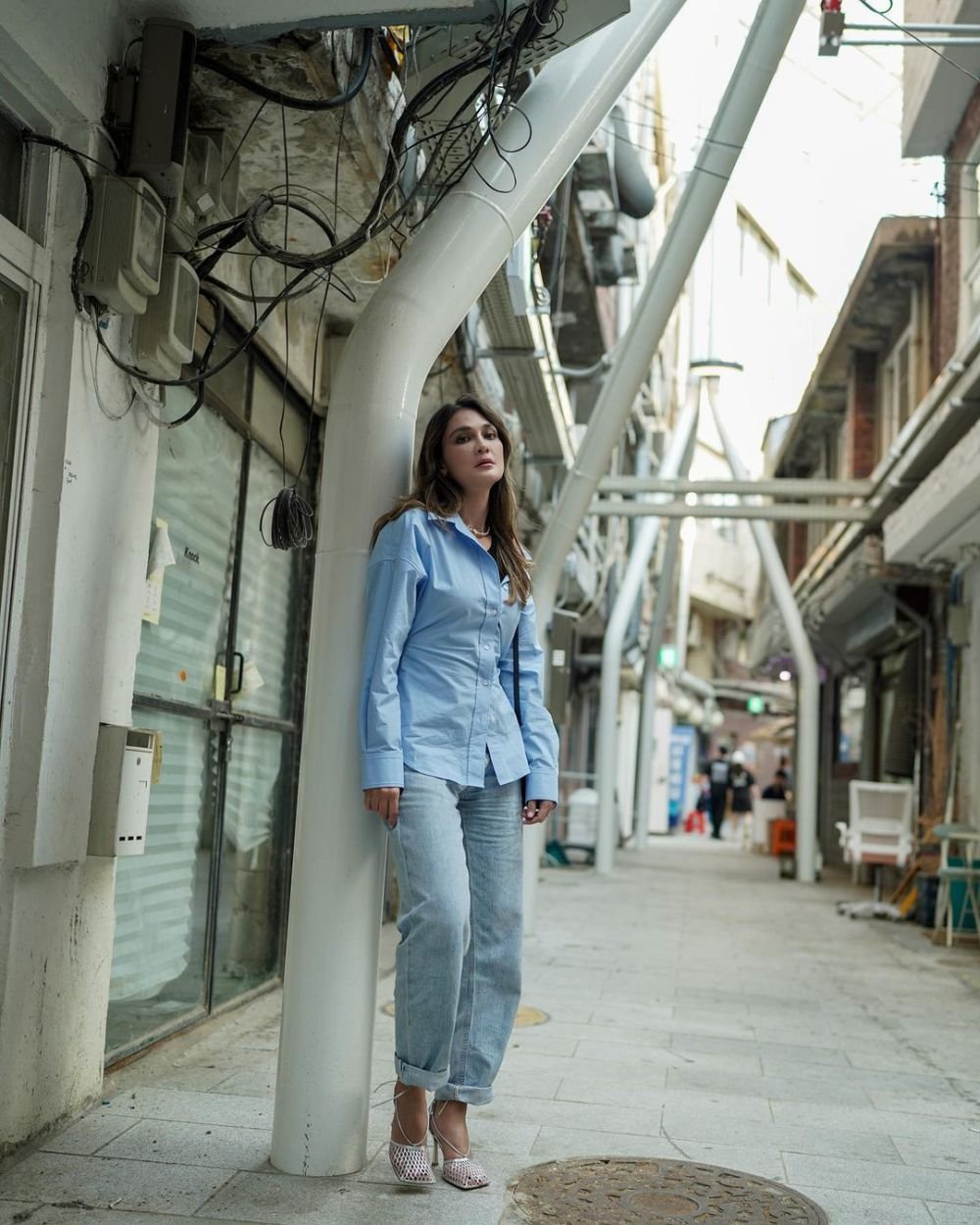 Tampil Kasual tapi Tetap Elegan: Inspirasi Padu Padan Jeans ala Luna Maya