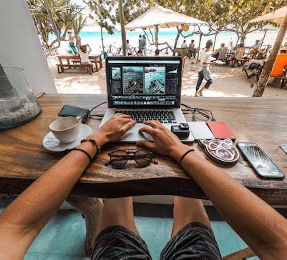 Digital Nomad: Teknologi di Balik Gaya Hidup "Kerja dari Mana Saja" yang Semakin Menggila