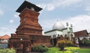 Menjelajahi Jejak Wali Songo: Lebih dari Sekadar Ziarah, Ini Perjalanan Spiritual Rasa Petualangan!