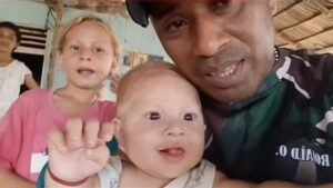 Tentu, mari kita buat artikel informatif dan mendalam tentang kisah keluarga viral yang menarik perhatian banyak orang.