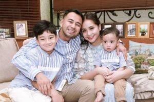 Tentu, mari kita telusuri dunia keluarga artis Indonesia yang penuh warna dan dinamika.